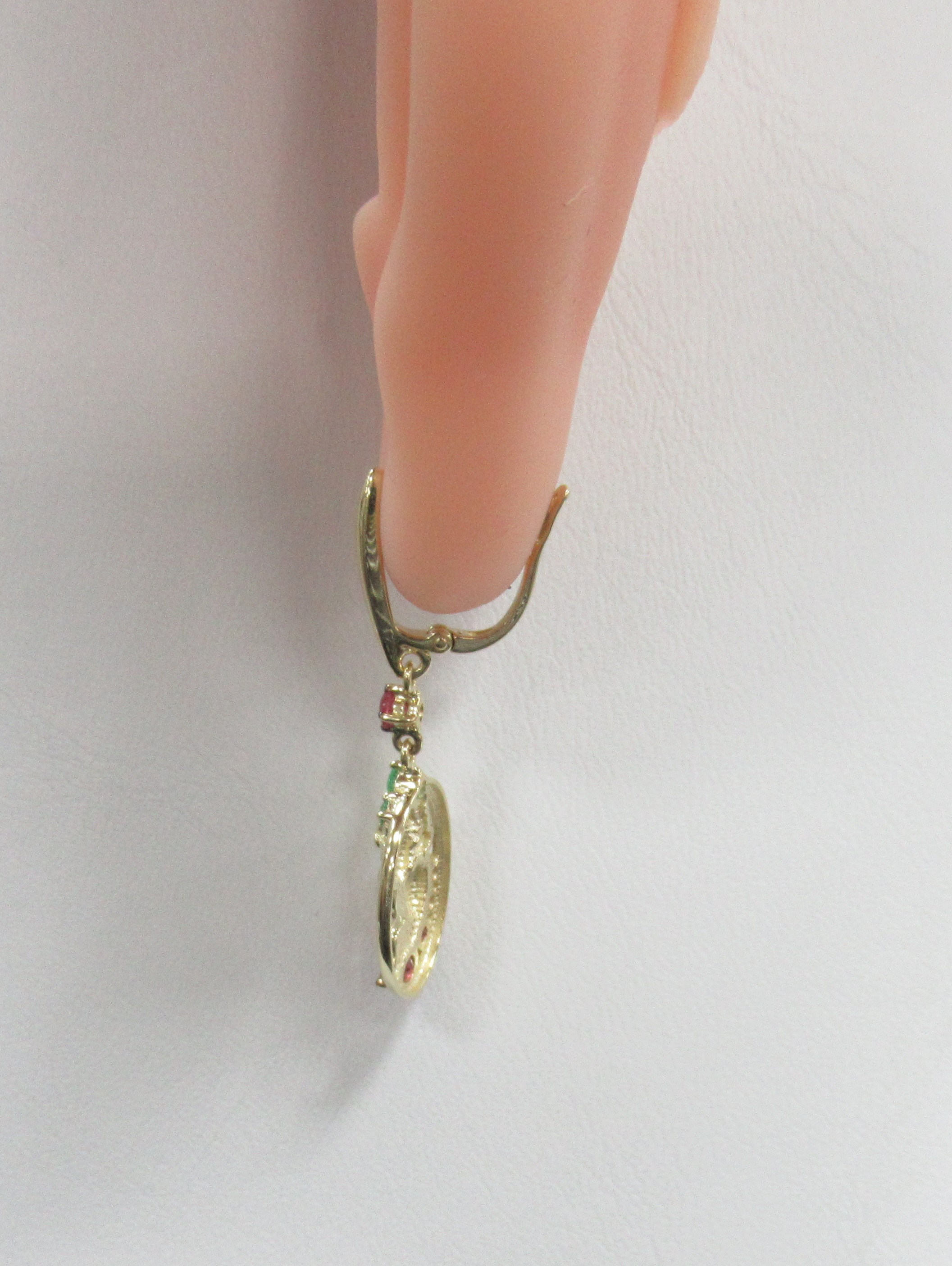 Серьги из желтого золота с изумрудами и рубинами